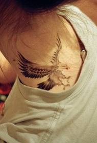 Kreativ örn tatuering bild på axlarna på en flicka