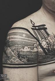 Puntamento del modello di tatuaggio totem nero e grigio