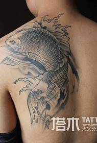 Patrón de tatuaje de calamar en el hombro de los hombres