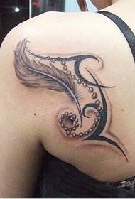 Immagine sexy del tatuaggio della piuma della spalla della ragazza bella