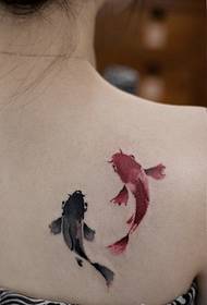 Model de tatuaj pește de cerneală drăguț sub umăr
