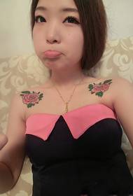 Gyönyörű kislány váll rózsa tetoválás kép