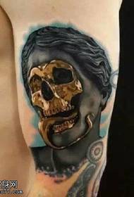 Szörnyű koponya tetoválás minta a vállán