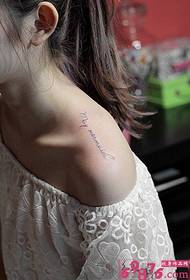 De schouders van het meisje mooie en stijlvolle Engelse tattoo-afbeeldingen
