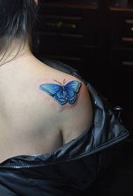 Прелепа тетовирана лептир слика на леђима лепе жене