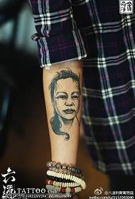 Genitori, gentilezza, grande giornata, ritratto della madre, disegno del tatuaggio