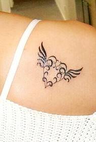 Immagini di tatuaggi di ali a forma di cuore belle e fresche per ragazze