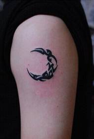 少年の肩の美しい月のトーテムのタトゥーの写真
