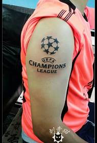 Fans à u modellu di tatuaggi di football di spalla