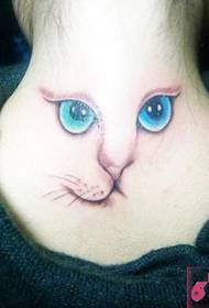 Foto di tatuaggi con faccia di gatto sul retro del collo