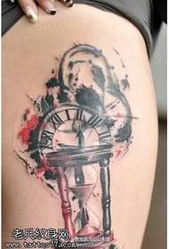 Inkt klassiek zandloper tattoo patroon