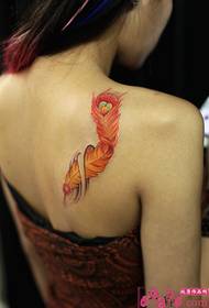 Imagem de tatuagem de penas vermelhas no ombro traseiro