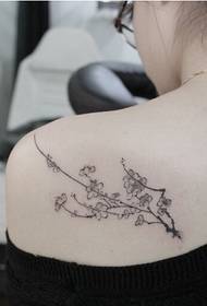 Pragtige en pragtige ink pruim tatoeëerpatroonfoto's op die skouers van mooi vroue