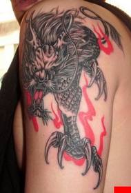 Un tatuu di tatuaggi di bestia negra unicorniu nantu à u bracciu