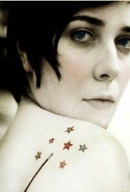 Weiblech Schëlleren schéint fënnefpunkte Star Tattoo Muster Bild