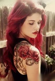 Tyttö olkapää muoti kukka tatuointi