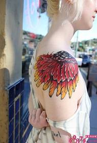Creatieve kleur veren schouder tattoo foto