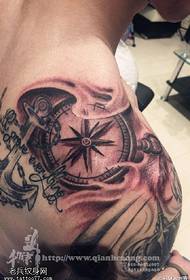 Klassisches Kompass Totem Tattoo Muster