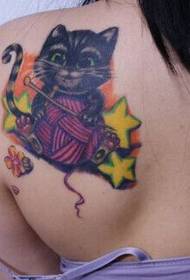 Divertente immagine del tatuaggio del gattino con un gomitolo di lana sulla spalla