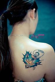 Foto di tatuaggio spalla europea e americana ancora bella donna