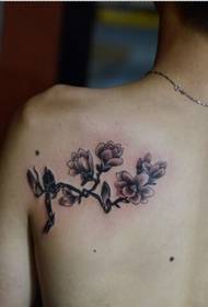 Gambar pola tato anggrek hitam abu-abu yang indah di bahu