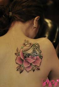 Immagine classica del tatuaggio della spalla di rosa della tazza di caffè