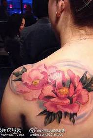 Pola tato bunga yang halus dan berkembang