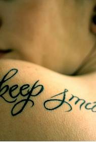 Hermoso hombro trasero de la muchacha hermosa imagen de tatuaje de letra en inglés