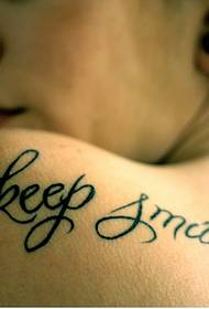 Spalla posteriore della bella ragazza bella foto di tatuaggio lettera inglese