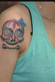 Uma foto de uma menina com uma tatuagem no ombro de uma menina