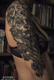 Na ramenih lepotni cvetni vzorec tatoo