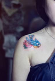Ang Rosas nga Swallow Nindot nga litrato sa tattoo nga tattoo