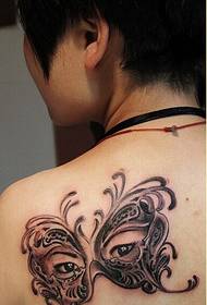 Slika ženska ramena prekrasna maska leptir tetovaža slika