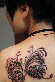 Spalle femminili bella maschera maschera farfalla immagine del tatuaggio