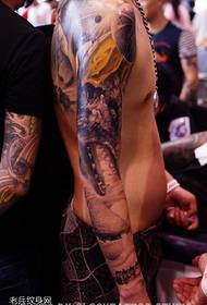 Доминира шема на тетоважа на крокодил