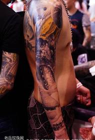 Padrão de tatuagem de crocodilo dominador