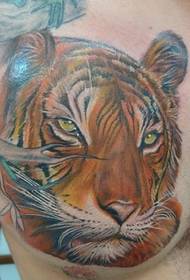 Foto de tatuatge de tigre dominador a l'espatlla