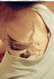 Moda ragazza spalle immagine di bell'aspetto tatuaggio aquila