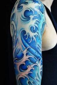 Realistiska azurblå tatueringsmönster för tatuerad våg