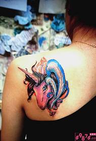 Tyttö takaosa lapa yksisarvinen sulka tatuointi kuva