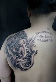 Moški tradicionalni slon bog ramena tattoo sliko