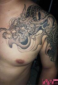 uzorak tetovaža zmaja protiv ramena Daquan slika