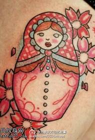 Motif de tatouage de belle poupée peint