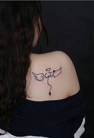 소녀 어깨 날개 문신 패턴 사진