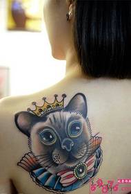 Seksowny tatuaż na ramieniu króla kota
