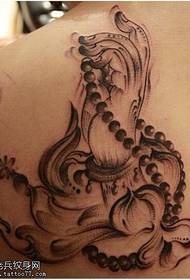 Klasik Buda lotus dövme deseni holding