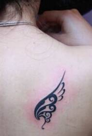 Tatuatge de tòtem amb ales petites i boniques a les espatlles