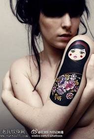 Model de tatuaj păpușă de flori negre în stil rusesc