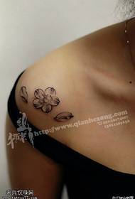 Patrón de tatuaxe de flor de cereixa simple e fresco espallado