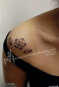 Iphethini le-tattoo elula nehlanzekile ehlakazekile ye-tattoo